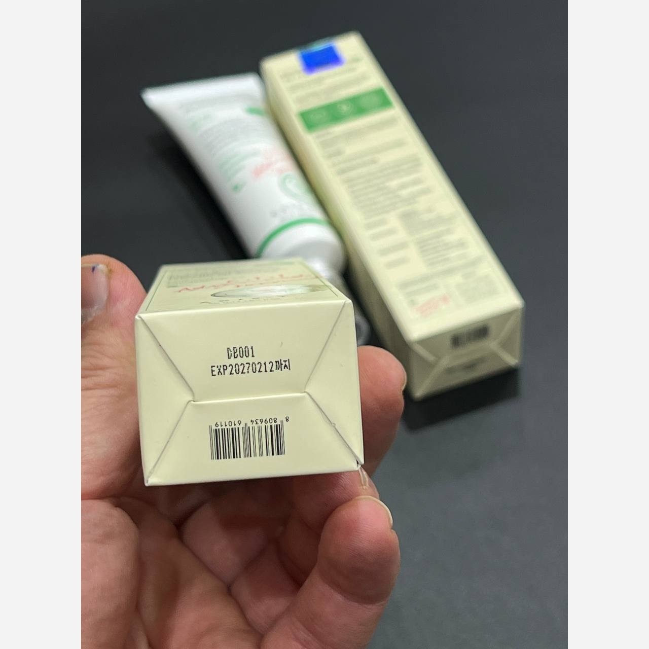 ضد آفتاب بی رنگ چای سبز اکسیس وای کره SPF 50