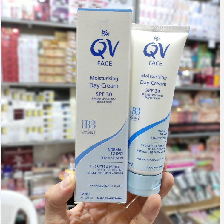 کرم تیوپی مرطوب کننده کیو وی SPF 30 پرویتامینه
