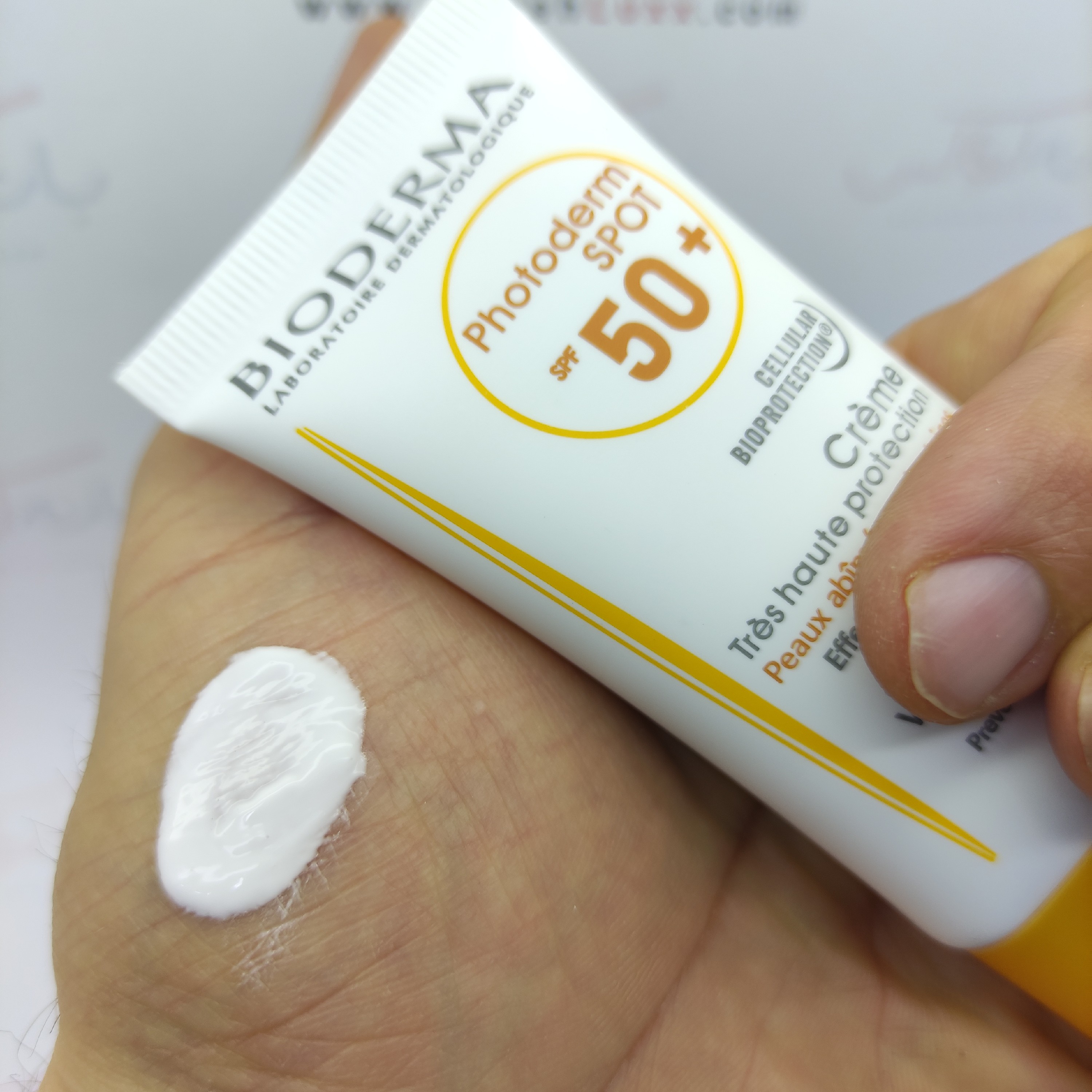 ضد آفتاب بی رنگ بیودرما SPF 50 مدل اسپات-آب رسانی قوی و ضد پیری پوست- تسکین دهنده پوست