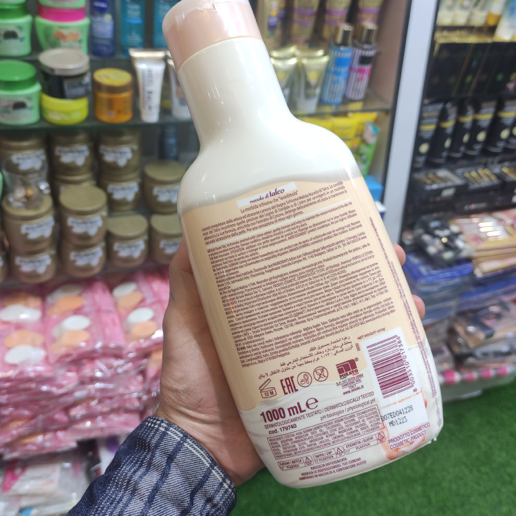 شامپو بدن مالیزیا ساخت ایتالیا رایحه گل رز و پودر تالک (پودر بچه) لطیف کننده و طراوت بخش پوست و ضد التهاب