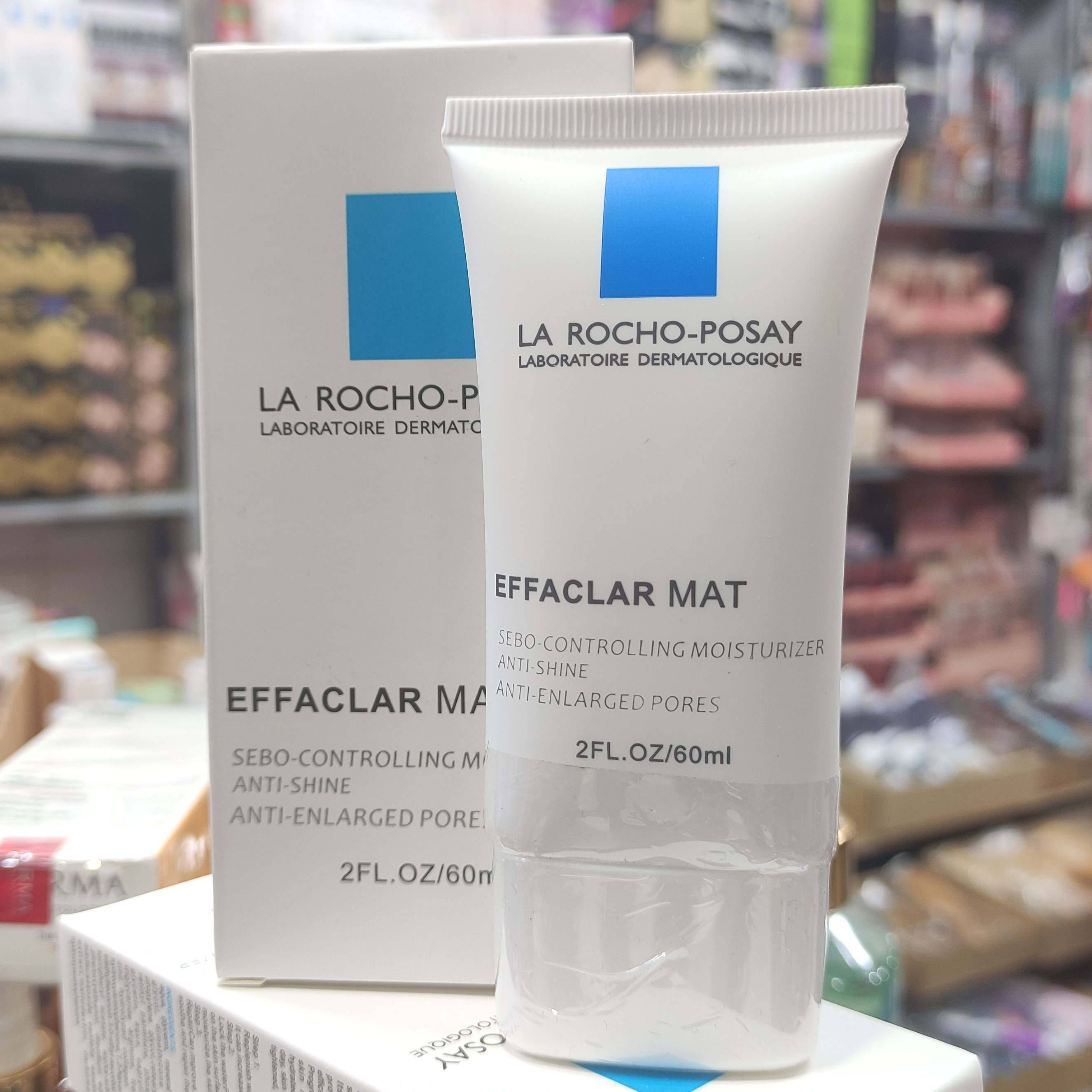 کرم آبرسان لاروش پوزای مدل EFFACLAR MAT حاوی آب کلاژنه و گلیسیرین و آکوا و روغن های معدنی و زینک هیدرولیز شده