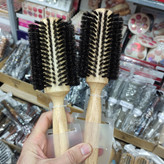 برس مو گرد چوبی نسوز سشواری سایز 33 مناسب براشینگ و فر و حجم دهندگی مو بدون اسیب به مو و بدون وزی مو ضد الکتریسیته