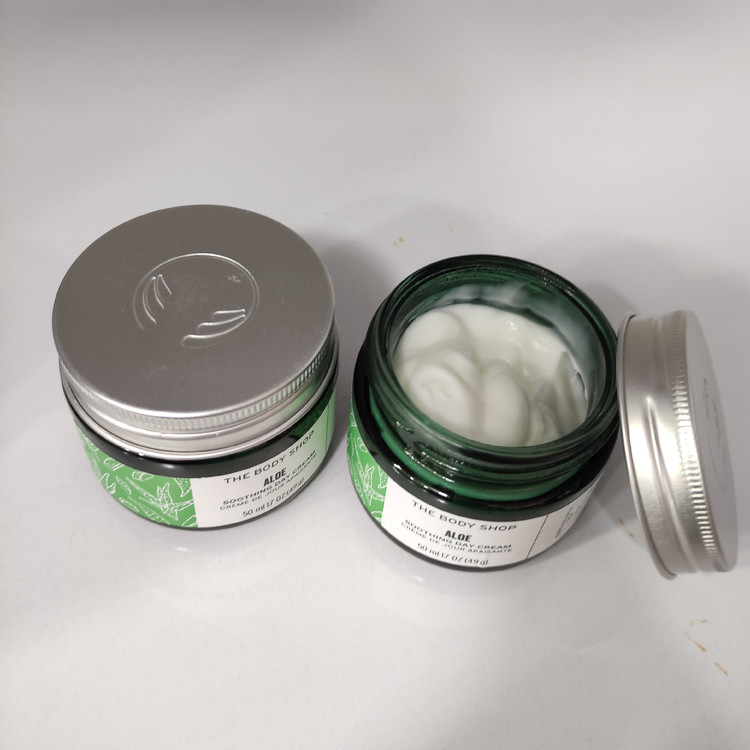 کرم روز الوئه ورا بادی شاپ مناسب پوست های حساس و خشک فاقد عطر و اسانس و کاملا گیاهی فاقد چربی و جذب سریع