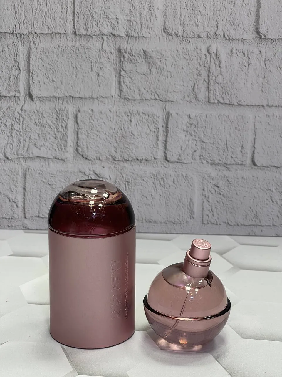 ادکلن کارولینا هررا 212 زنانه Carolina Herrera 212 syاصل