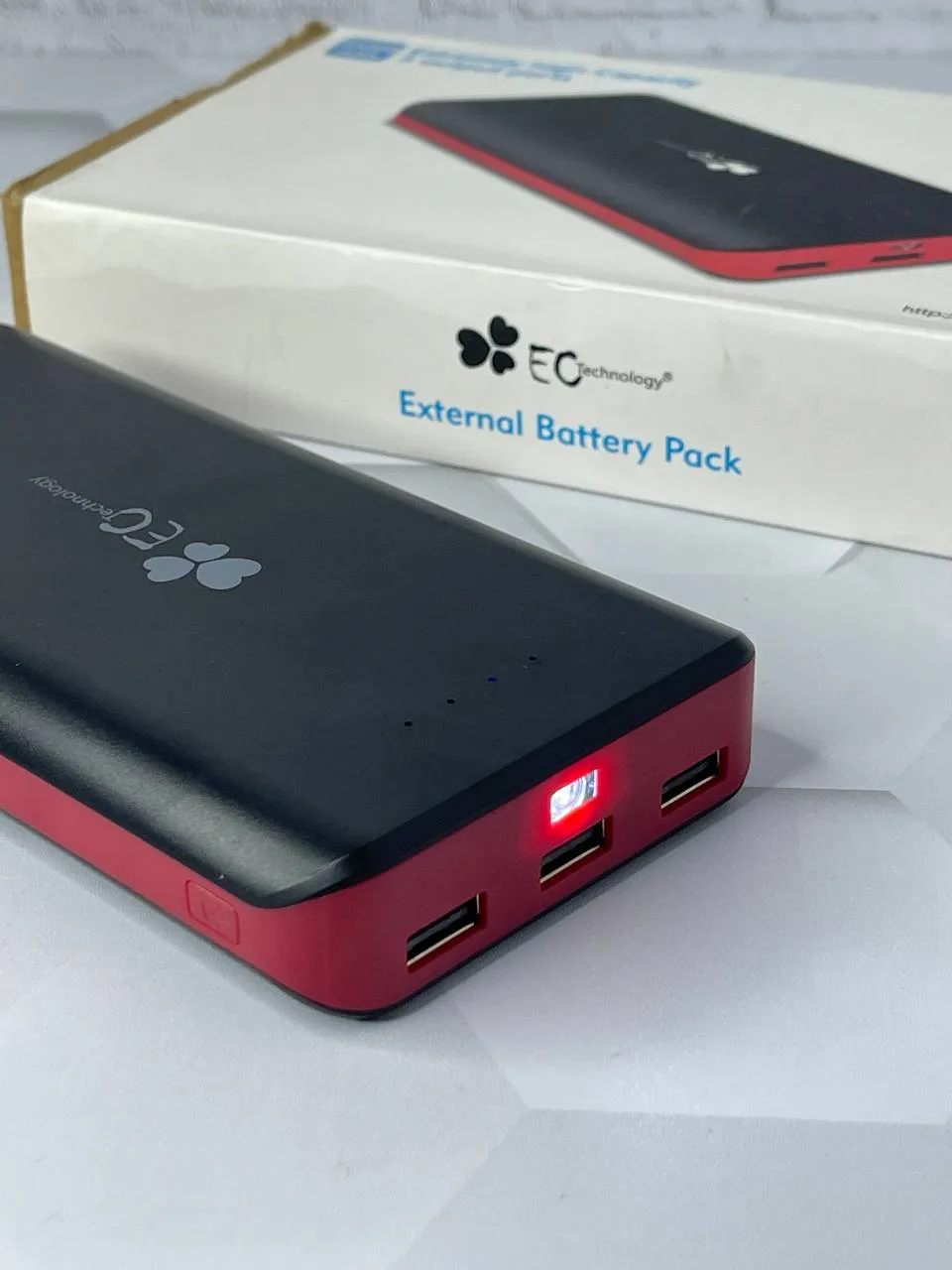 پاور بانک EC Technology ظرفیت 22400 میلی آمپر مدل B30224