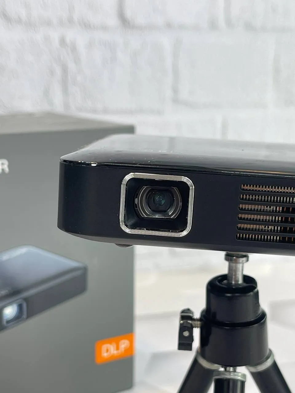 مینی ویدئو پروژکتور اپمن مدل M4S Apeman Mini Video Projector